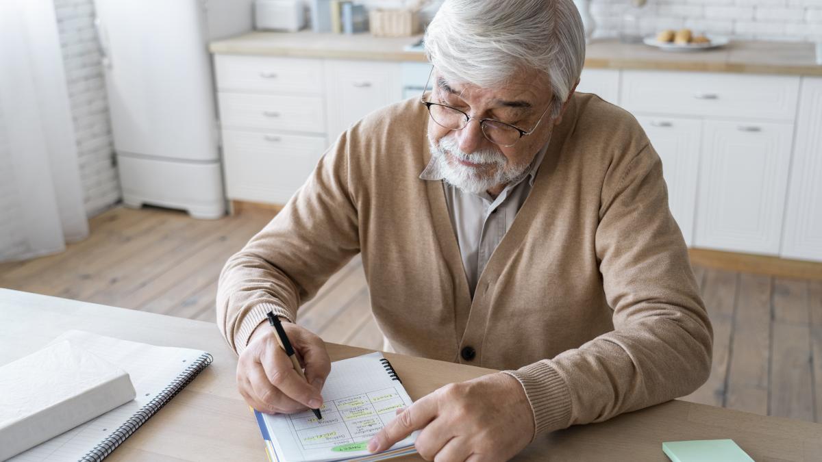 close-up-senior-person-while-learning_47021100