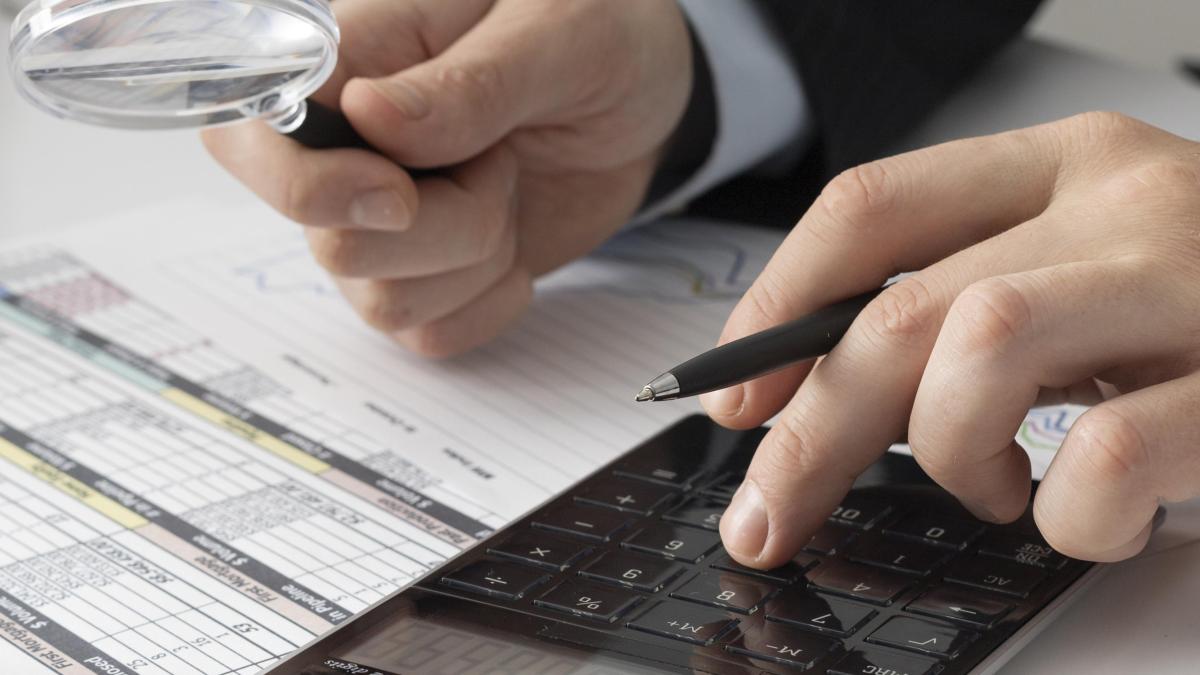 business-man-calculating-finance-numbers_16556400