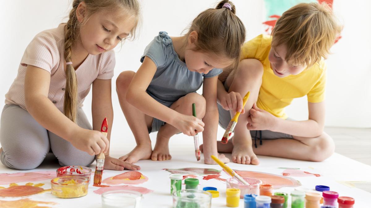 full-shot-friends-painting-together_53512100