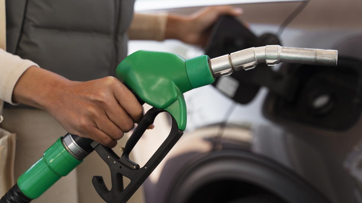 view-woman-with-car-gas-station-2_39462200