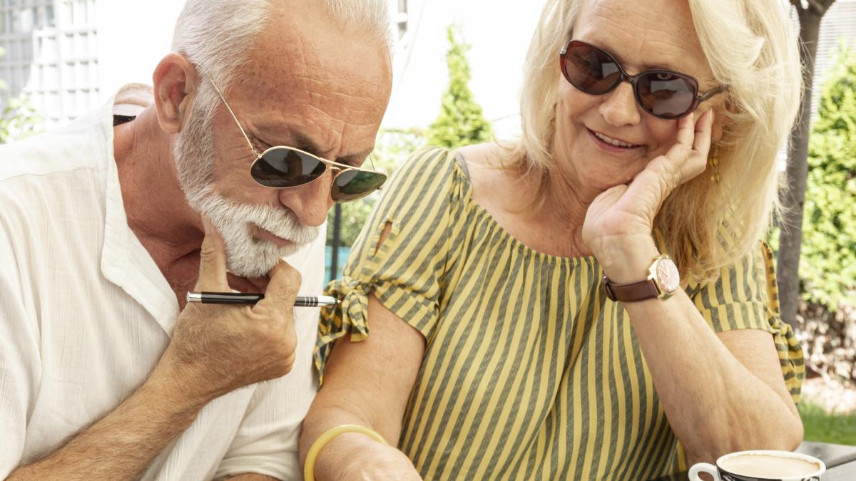 elderly-couple-taking-notes-agenda_24379100