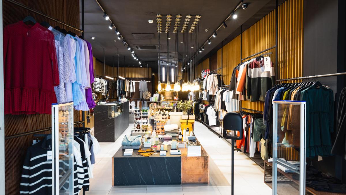 interior-brand-new-fashion-clothing-store_63385000