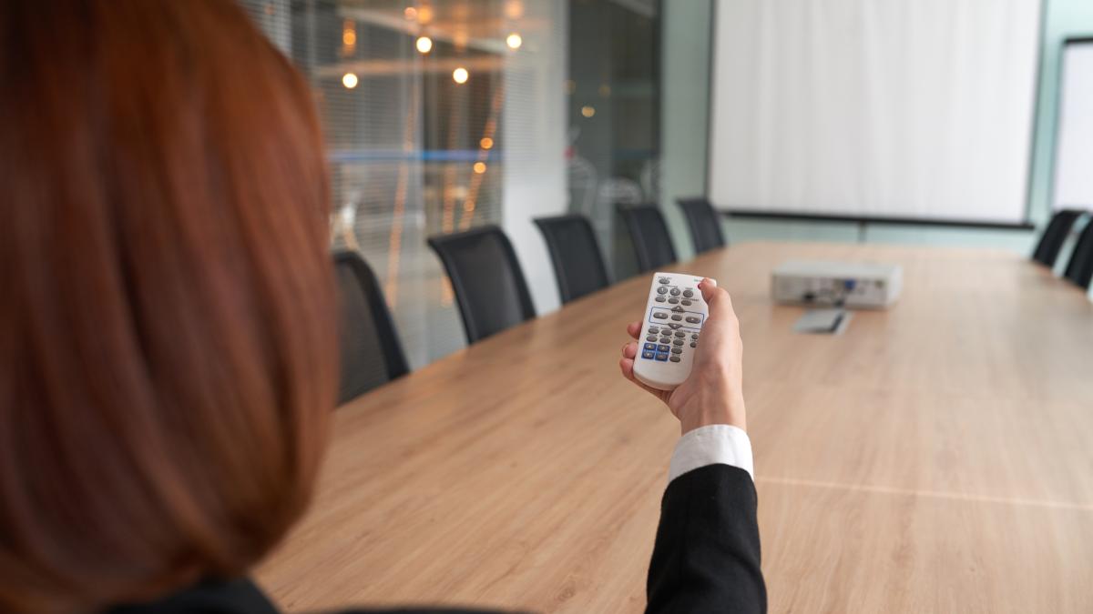 using-projector-meeting-room_76759100