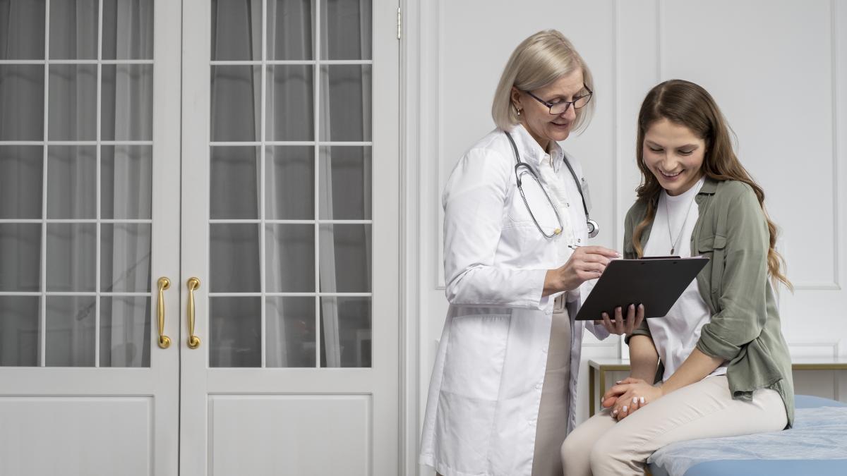 medium-shot-smiley-doctor-patient-chatting_54515900