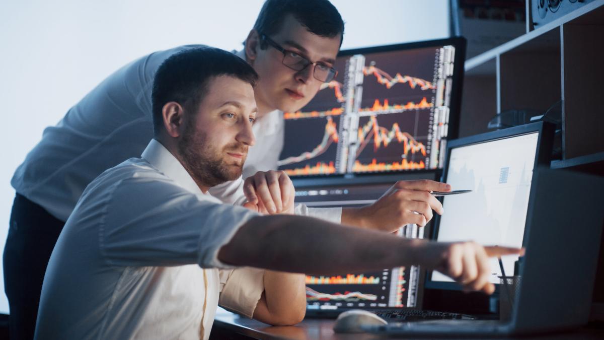 team-stockbrokers-are-having-conversation-dark-office-with-display-screens-analyzing-data-graphs-reports-investment-purposes-creative-teamwork-traders-2_27855100