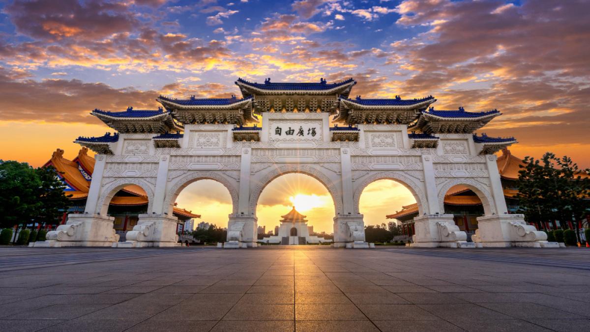 chiang-kai-shek-memorial-hall-night-taipei-taiwan-translation-liberty-square_74078100