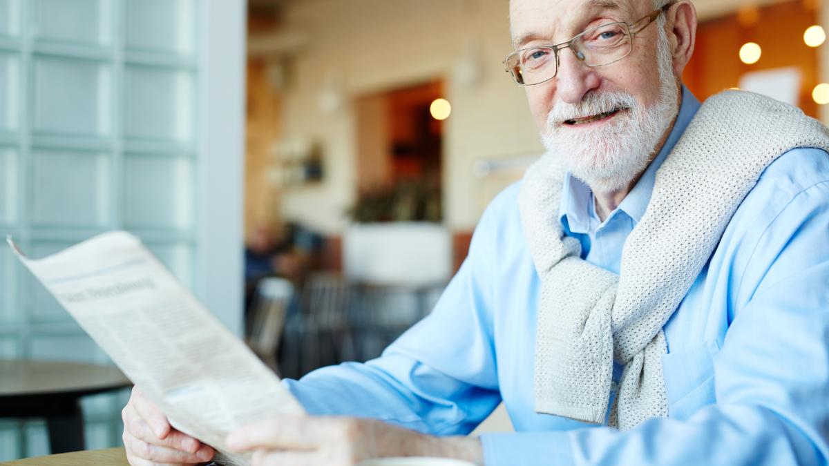 man-reading-news_23091800