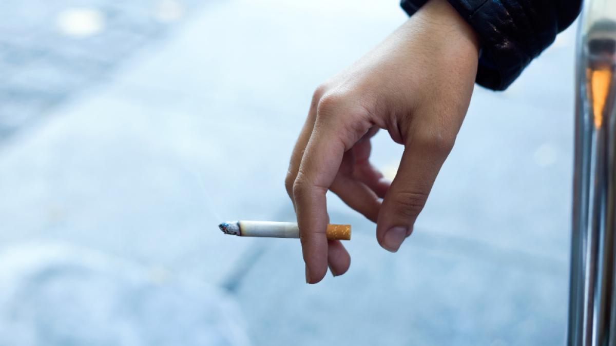 womans-hand-with-cigarette-street_32518700