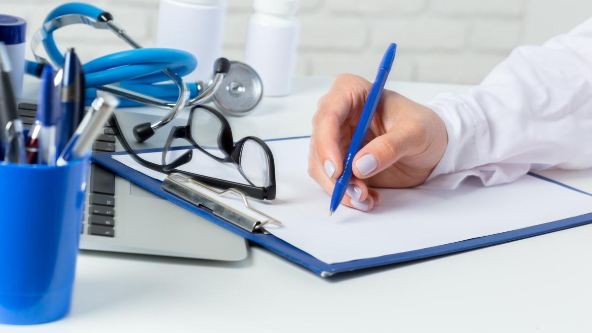 hands-medical-doctor-woman-with-laptop_59260900