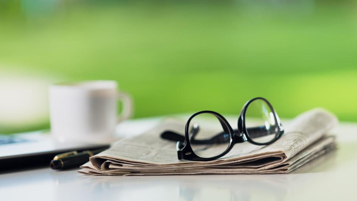 newspaper-with-computer-table_24507500