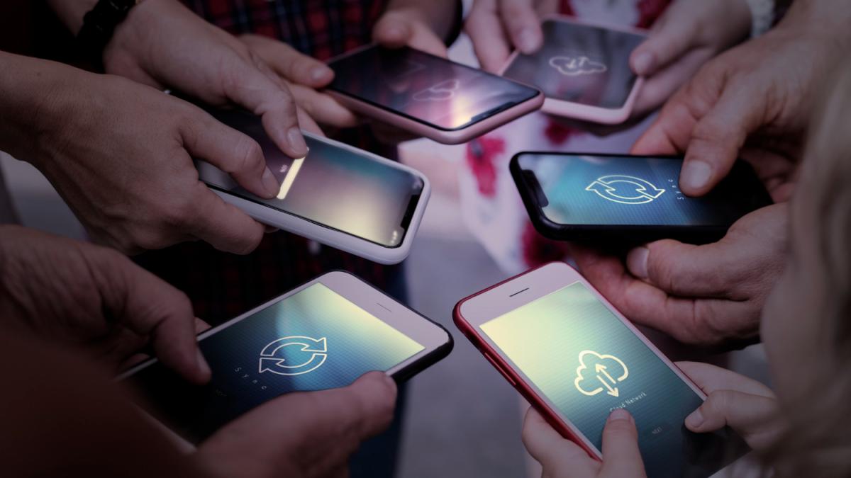 cloud-networking-with-people-files-dropping-through-mobile-phones_94475800