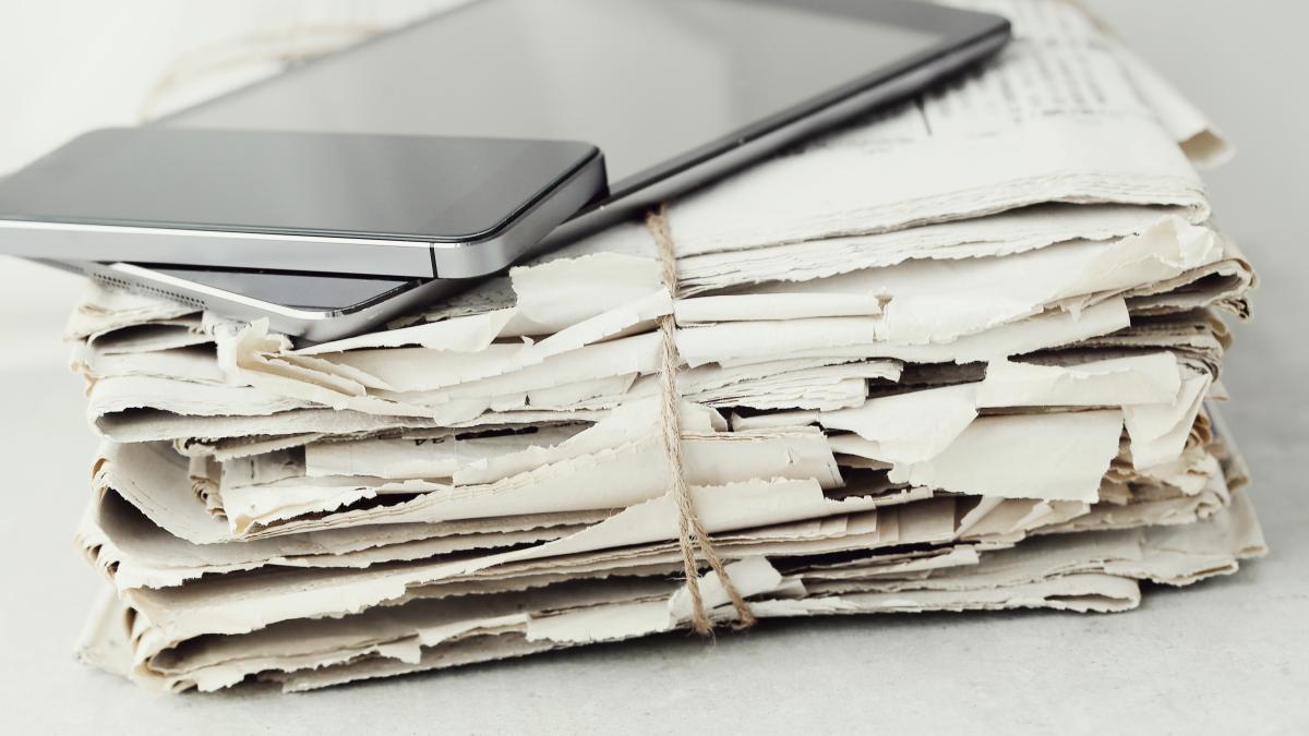 stack-newspapers-with-digital-tablet-smartphone_17021200