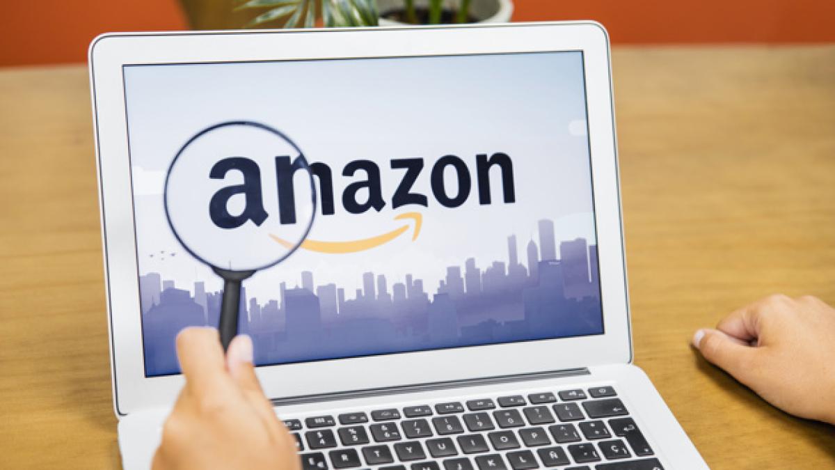 female_hand_holding_magnifier_near_laptop_23_2147934513_05044100