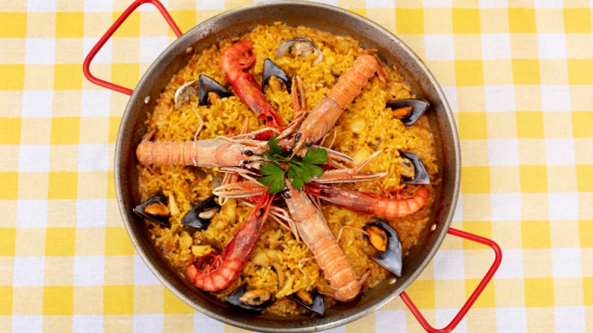 close-up-delicious-spanish-food_20002000
