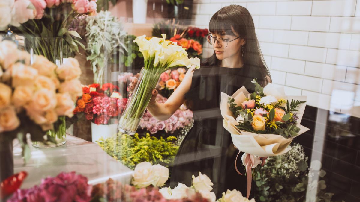 woman-florist-her-own-floral-shop-taking-care-flowers_09690300