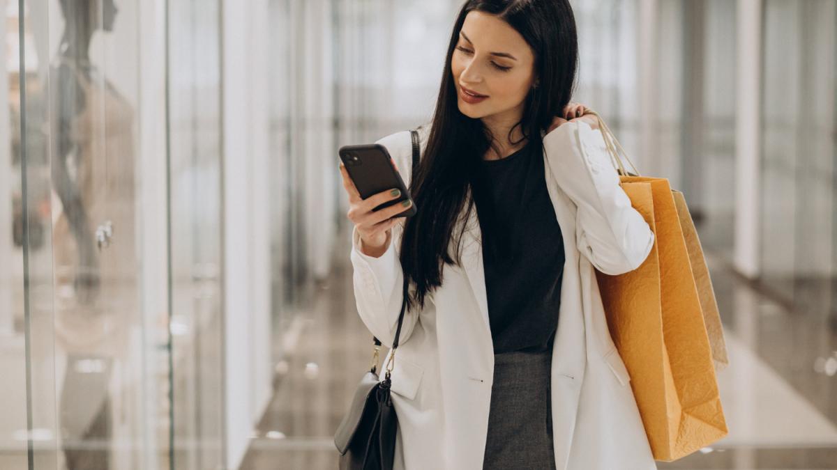 young-woman-shopping-shopping-mall_27065500