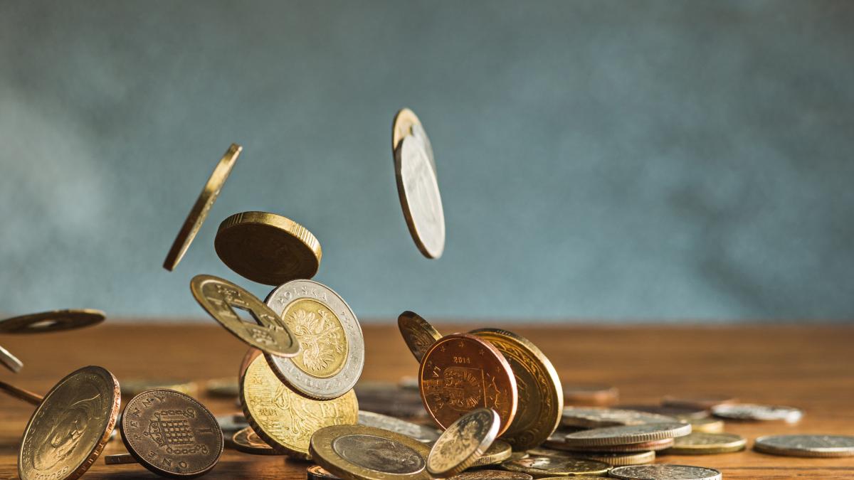 silver-golden-coins-falling-coins-wooden-1_37220500