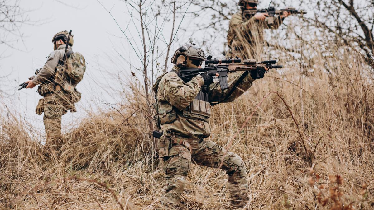 army-soldiers-fighting-with-guns-defending-their-country_63766600