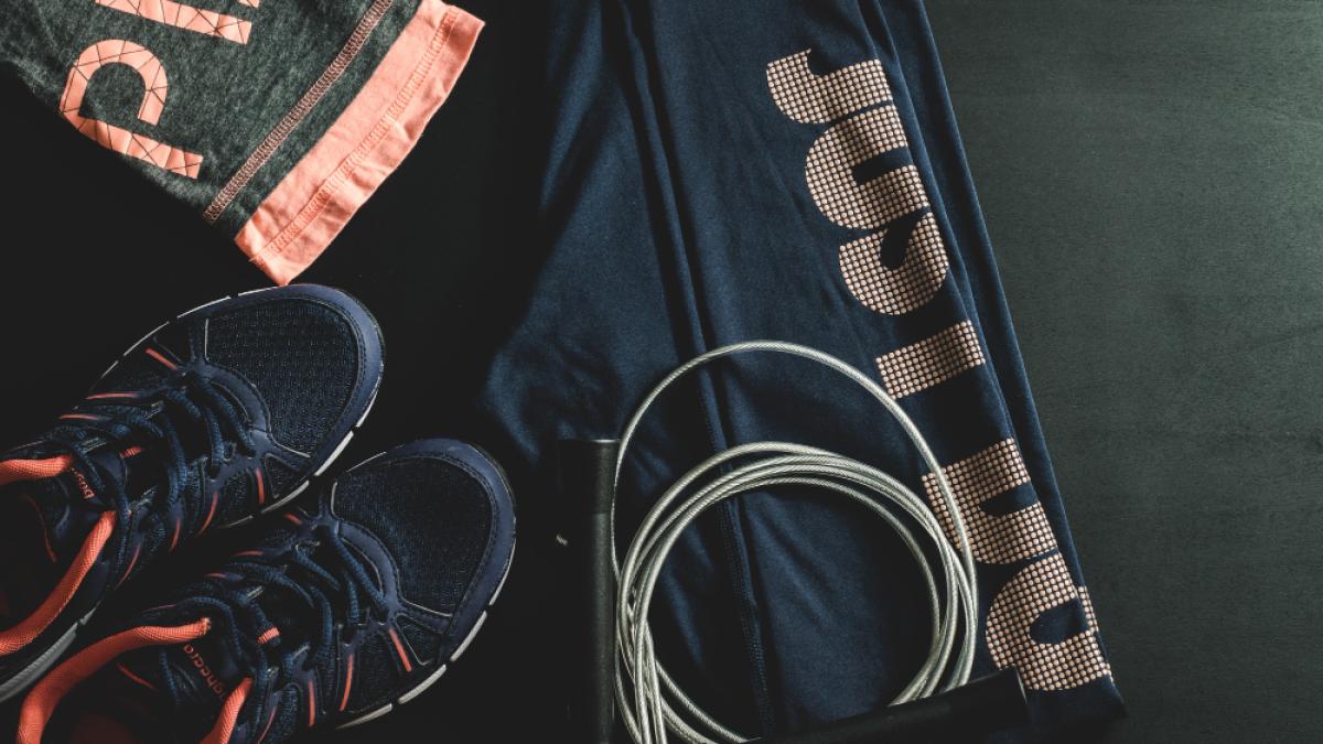 dark-blue-peach-women-s-fitness-outfit-with-skipping-rope_83477800