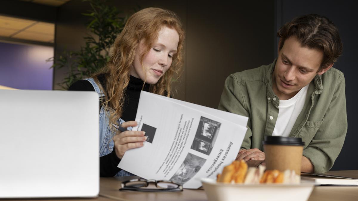 employee-showing-appreciation-each-other_20864400