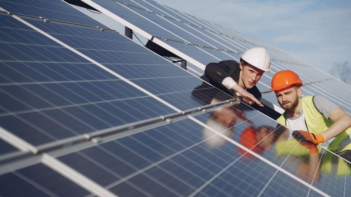 foreman-businessman-solar-energy-station-1_85310200