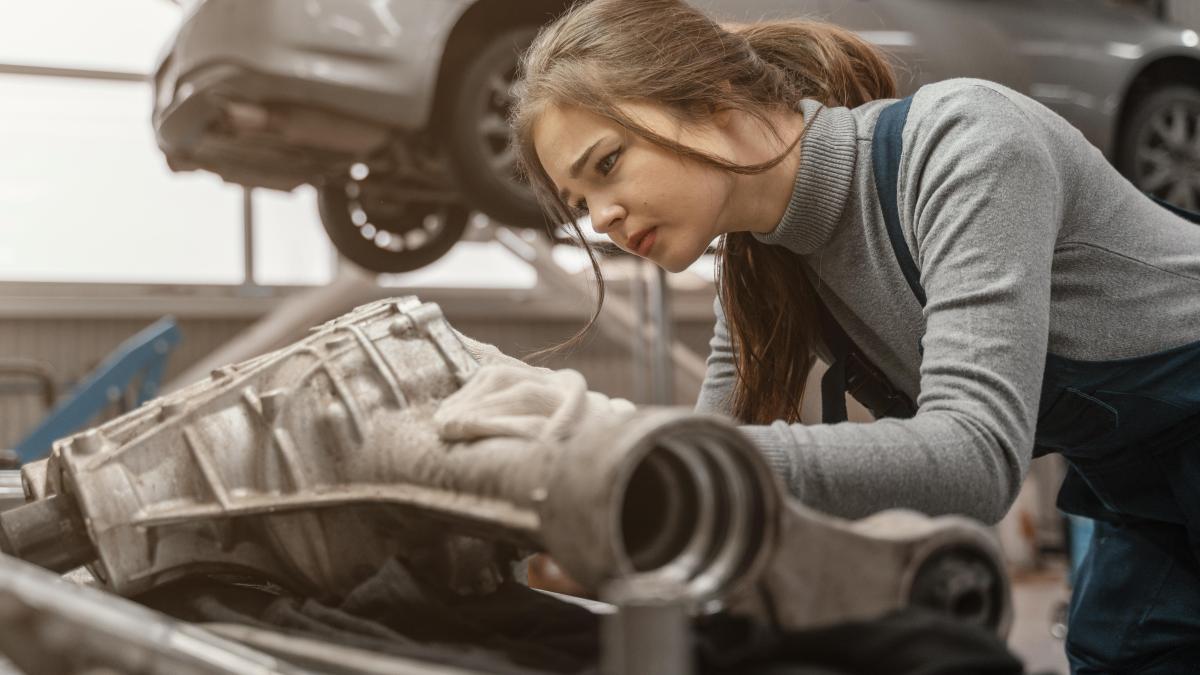 side-view-beautiful-woman-working-car-service_87131300