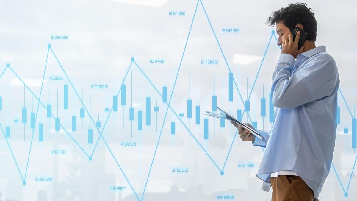 medium-shot-man-talking-phone_04889200