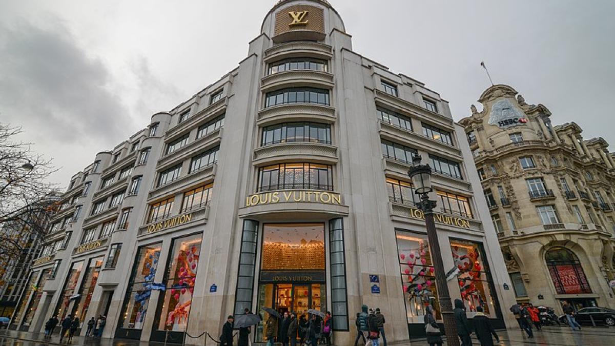 800px-louis_vuitton_flagship_store_at_avenue_des_champs-elysees_22288053650_08134500