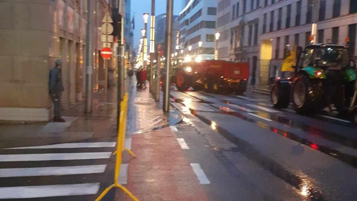 fermerii-au-iesit-cu-tractoarele-pe-strazile-din-bruxelles--masuri-de-securitate-sporite-la-comisia-europeana-2_91100600_51383100