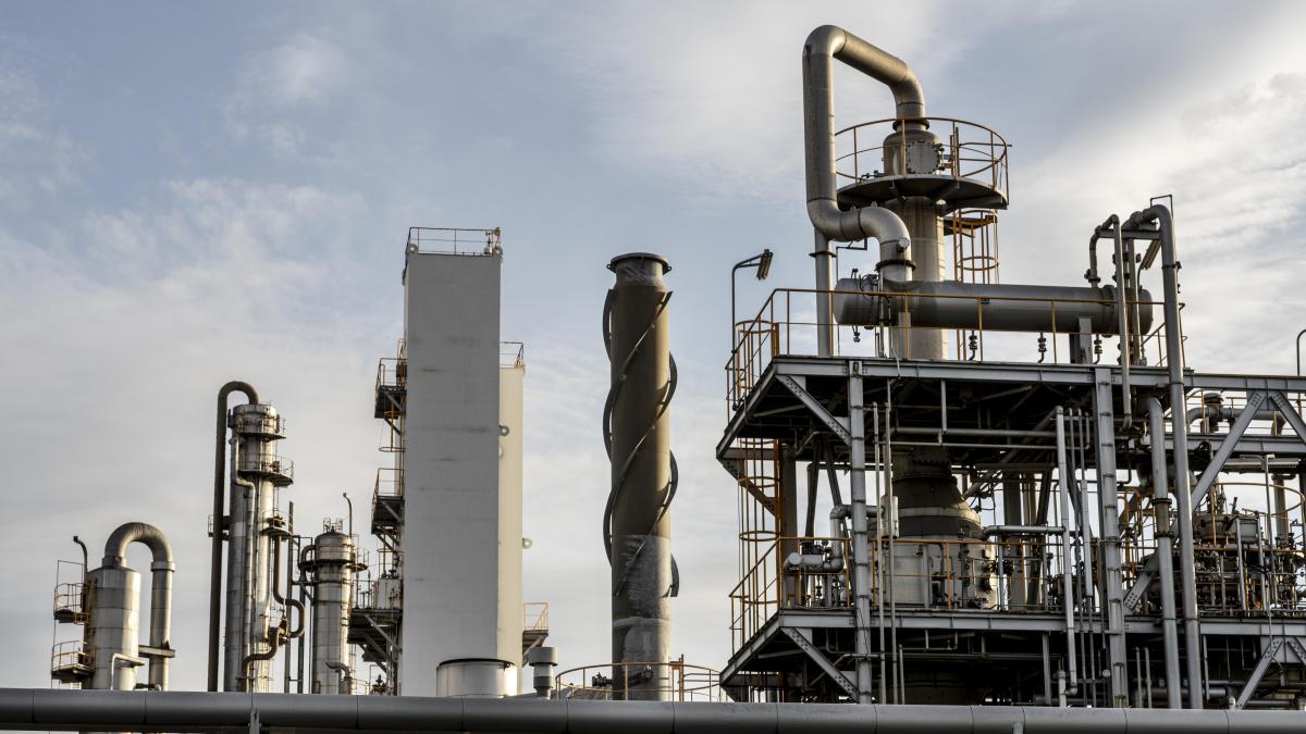 pollution-industry-exterior-daylight-3_73487300