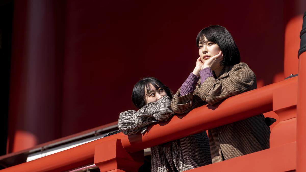 medium-shot-women-hanging-out_91894700