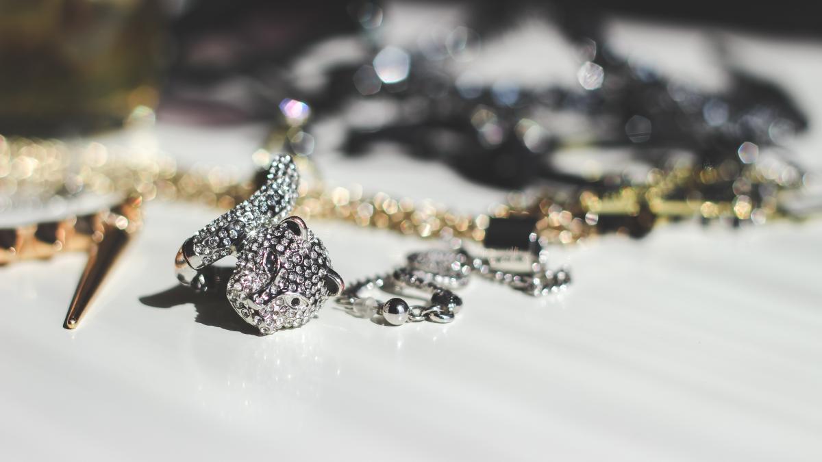 rings-necklaces_49927800