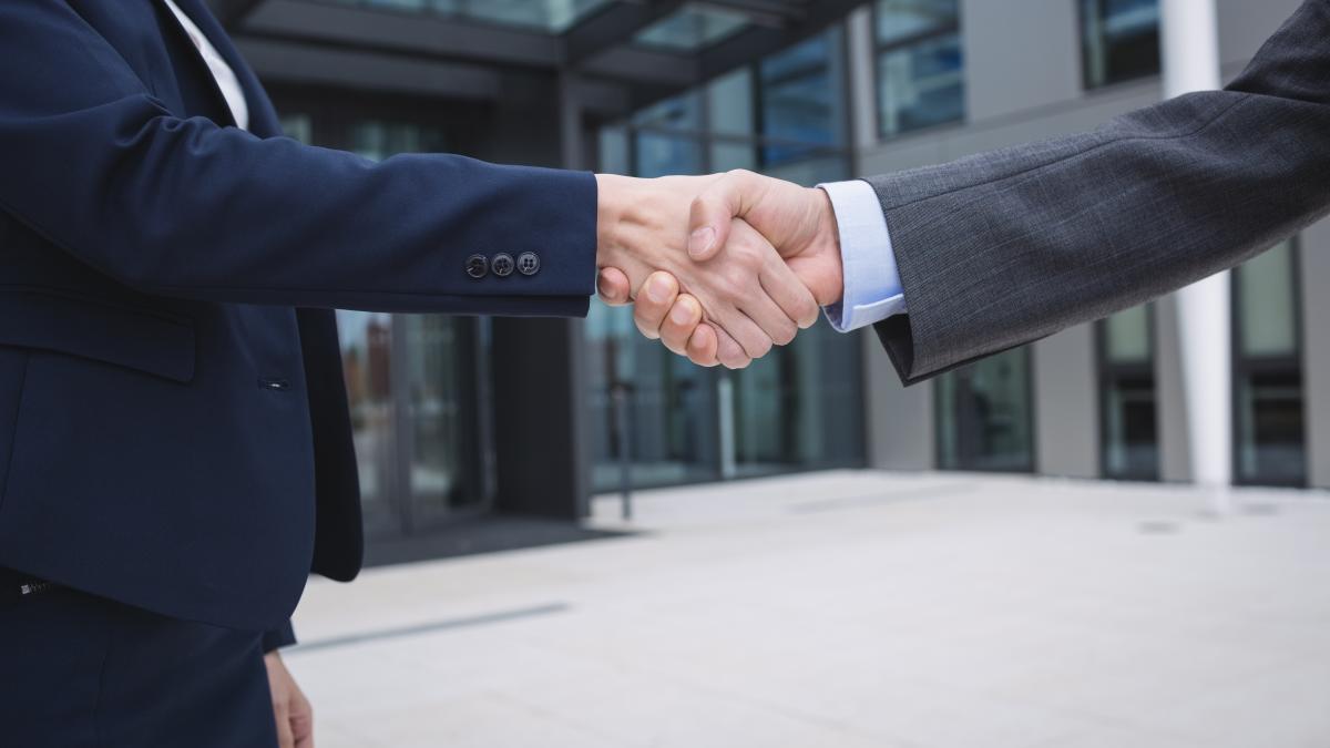 businesspeople-shaking-hands_08447300