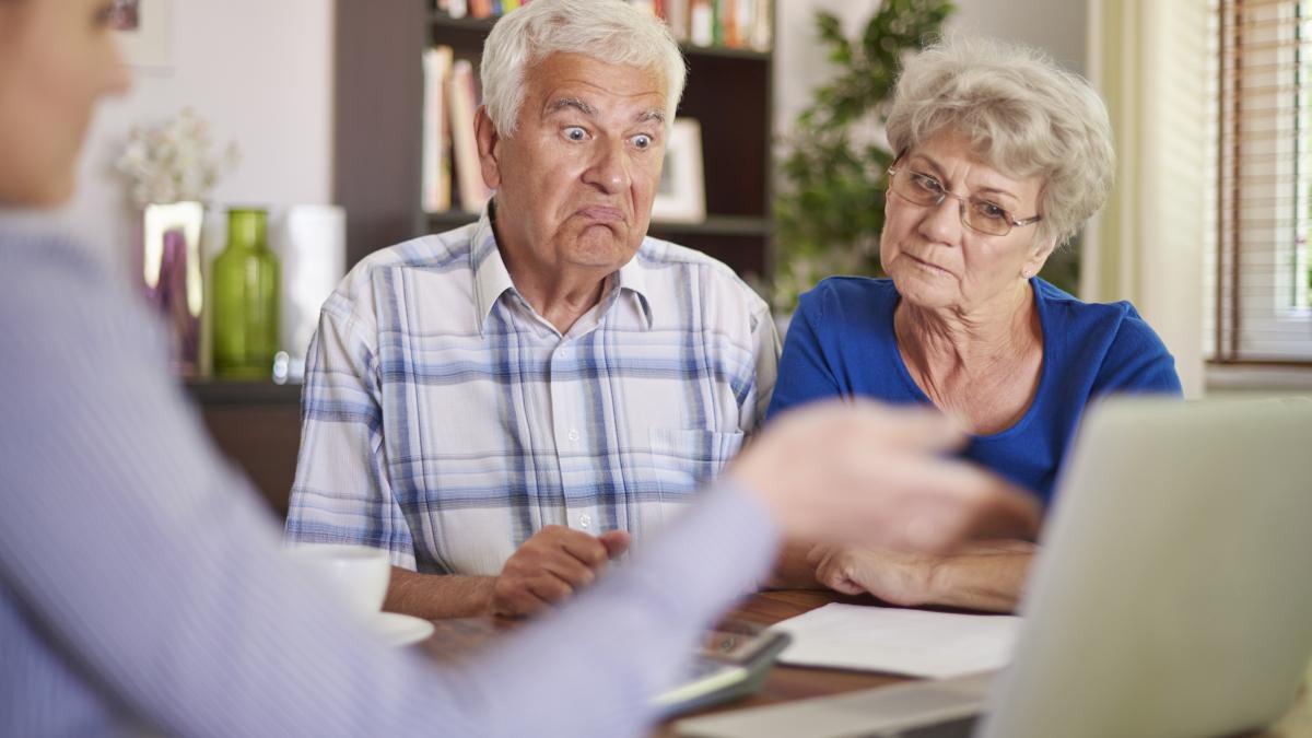 financial-counsellor-giving-advice-senior-couple_34420400