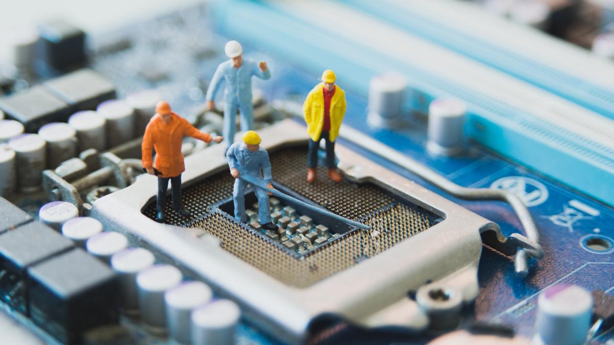 computer-motherboard-with-dolls_00479000