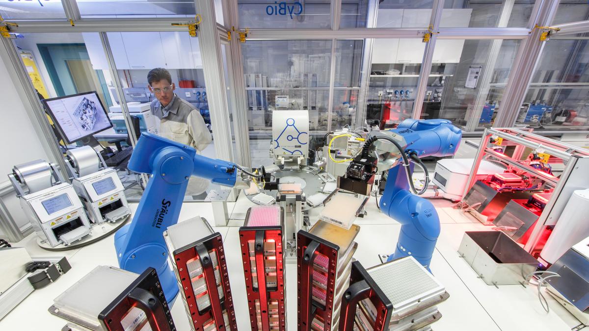 robots-analyzing-and-sorting-samples-default_72253900