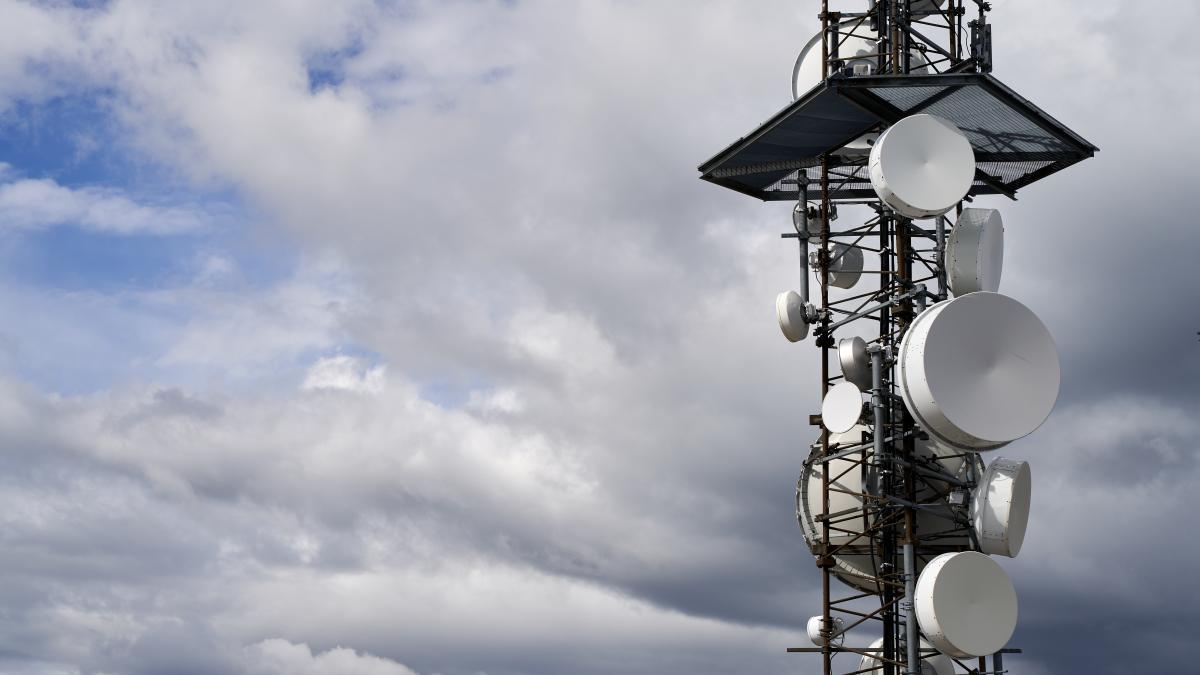 telecommunications-towers-against-cloudy-sky-2_00882500