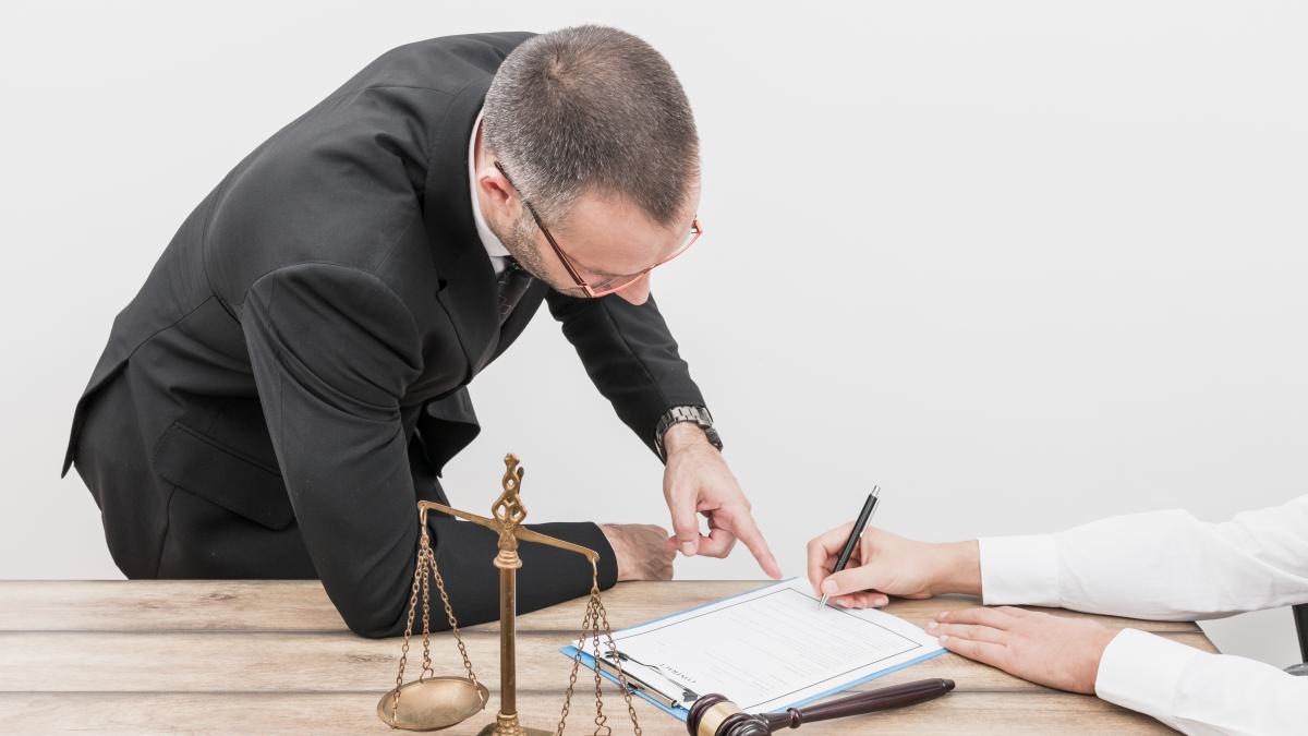 lawyer-pointing_48446400