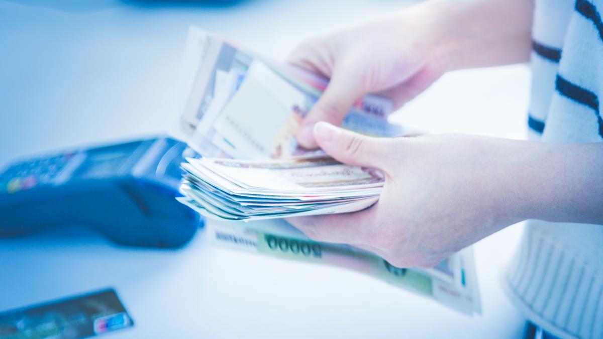 pos-credit-card-settlement-instead-cash-settlement-shopping_73746500