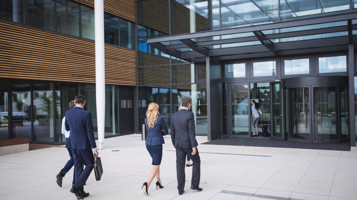 business-people-entering-office-building_90849500