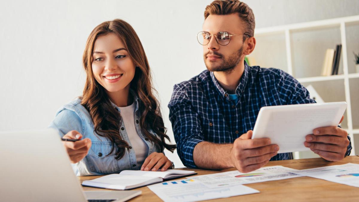 femeie-si-barbat-la-calculator_03275500