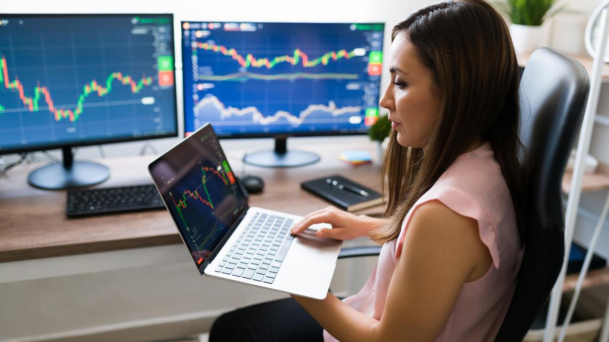 femeie-la-calculator_47896400