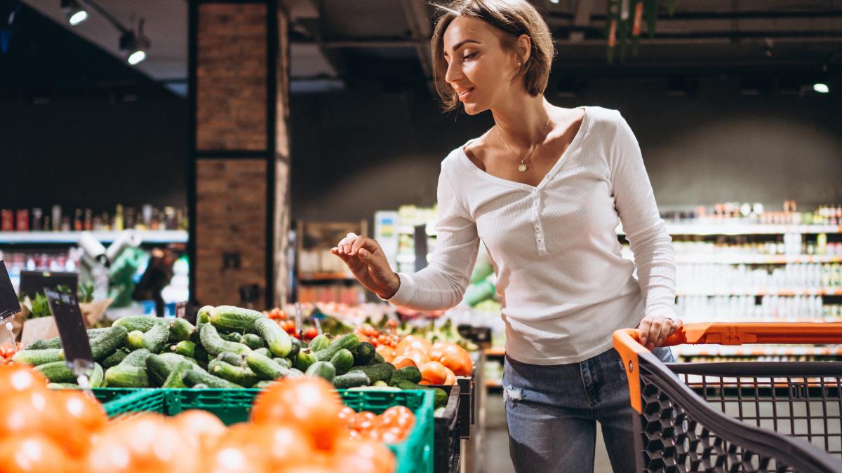 woman-shopping-grocery-store_51021800