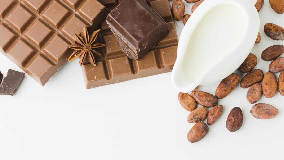 chocolate-with-milk-copy-space_05813100