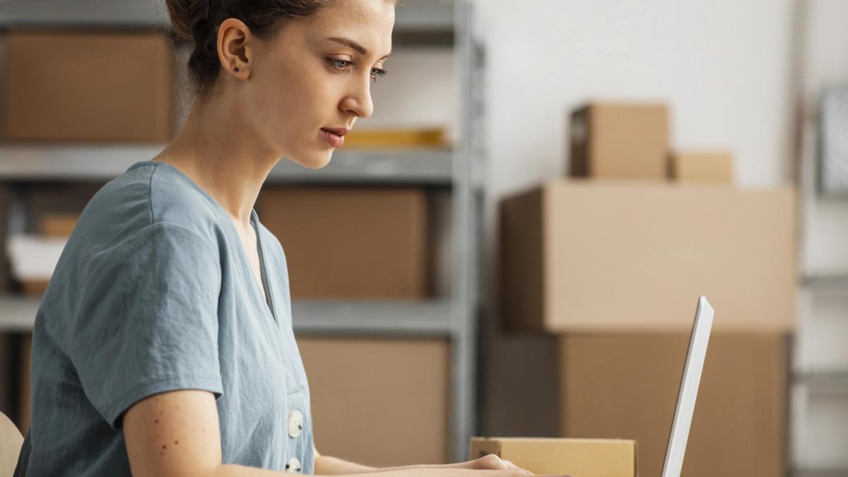 woman-working-laptop_15014300