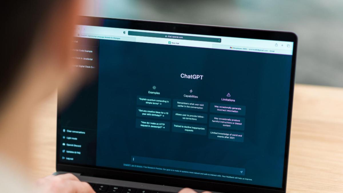 opened-ai-chat-laptop_36948400