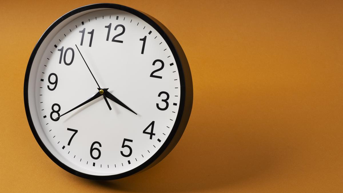 wall-clock-indoors-still-life_38750800