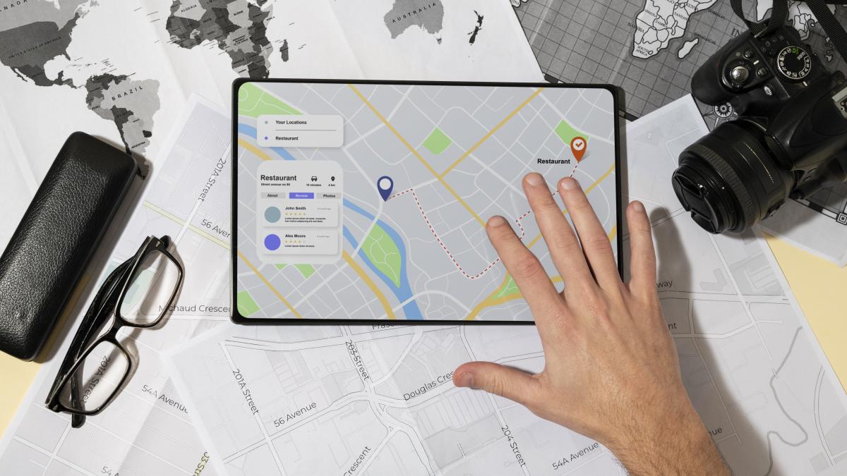 top-view-gps-tablet-with-hand-world-map_26577500