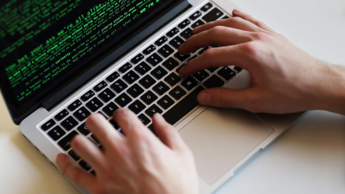 hacker-man-laptop_33474500