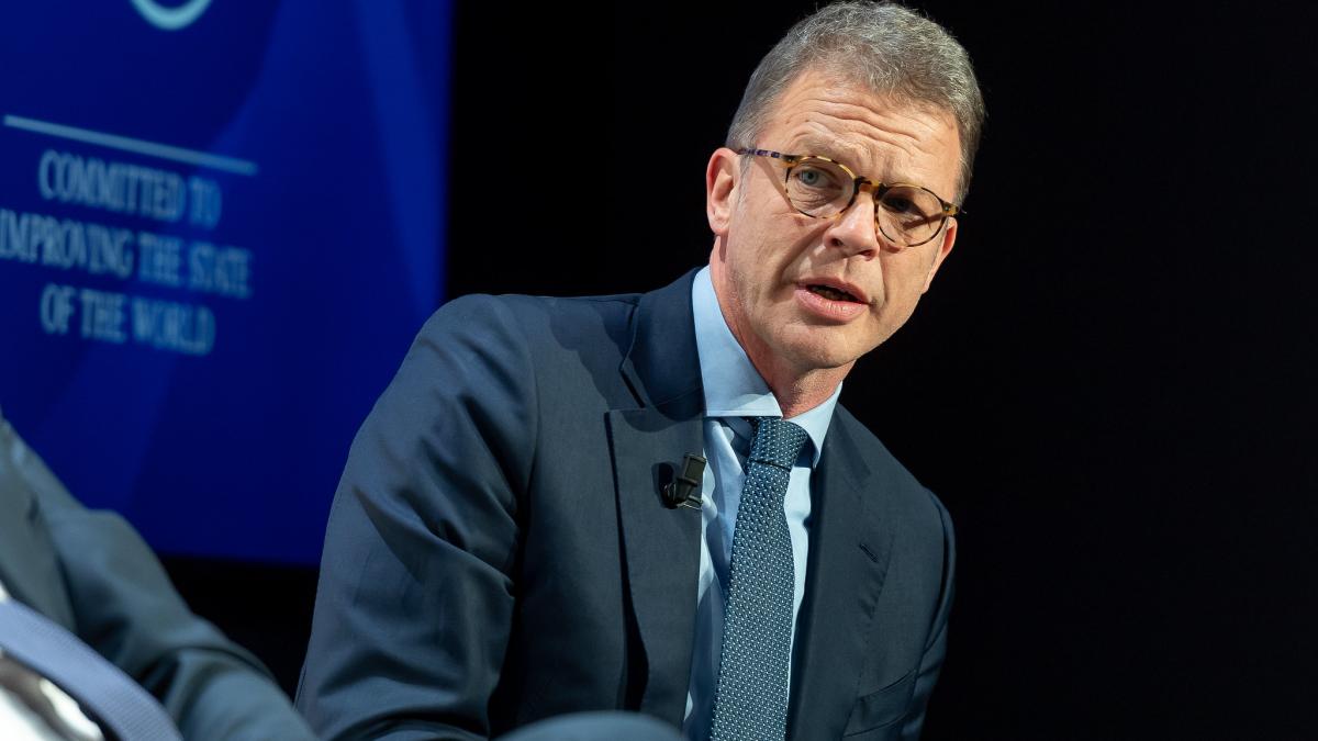 christian-sewing_66089200